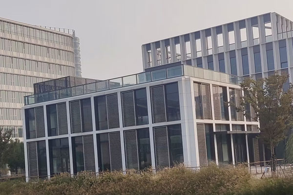 上海幕墙公司创新建筑幕墙安装固定装置的技术探讨